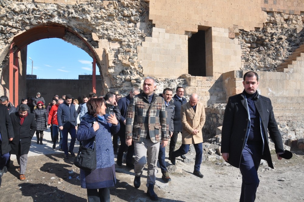 Bakan Ersoy, Ani Ören Yeri’nde incelemelerde bulundu 