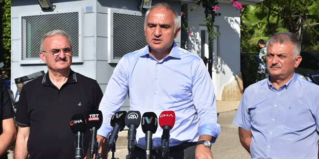 Bakan Ersoy Antalya'daki yangın bölgesinde