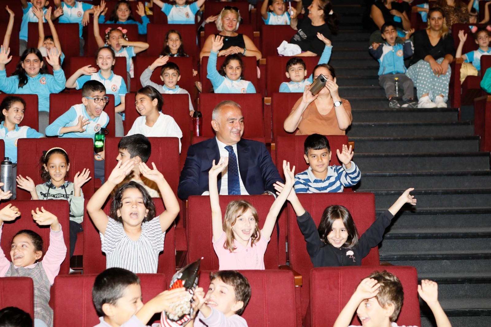 Bakan Ersoy çocukların festival heyecanına ortak oldu