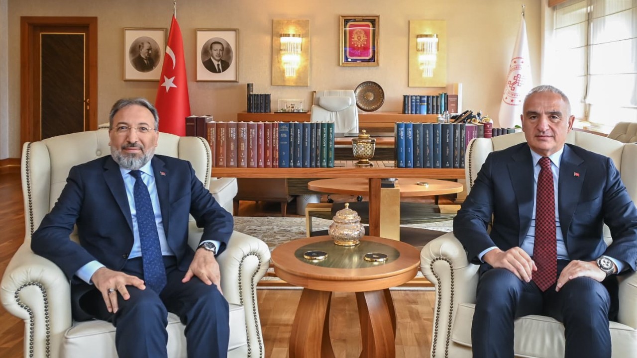 Bakan Ersoy, Diyanet İşleri Başkanı Safi Arpaguş ile bir araya geldi...