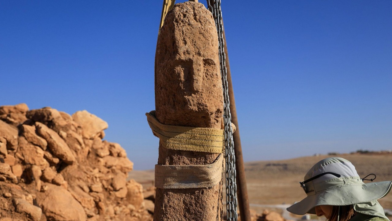 Bakan Ersoy duyurdu: Karahantepe’de tarihte bir ilk: İnsan yüzlü T biçimli dikilitaş bulundu