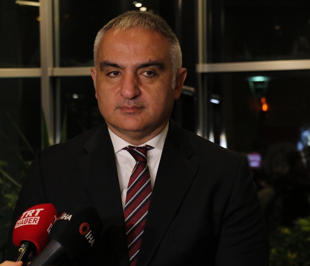 Bakan Ersoy, engelli sanatseverlerle birlikte ‘Lüküs Hayat’ı seyretti 