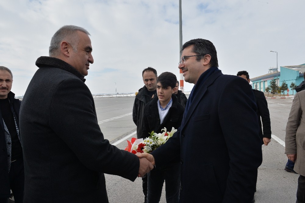 Bakan Ersoy, turizmcilerle bir araya geldi 