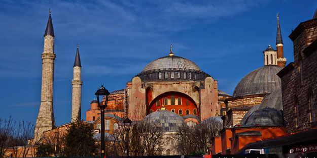 Bakan Ersoy'dan Ayasofya açıklaması: Hayretle görmekteyiz