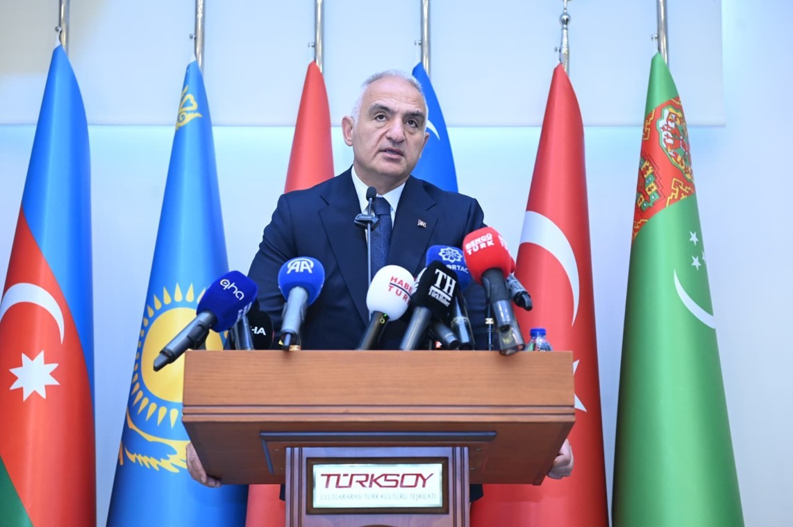 Bakan Ersoy'dan dijital çağ uyarısı: Dijital dünya gönüllü kültürel yozlaşmayı beraberinde getiriyor