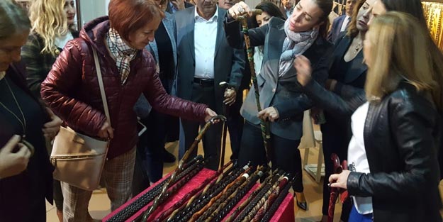 Bakan Ersoy'un eşi Devrek bastonuna hayran kaldı