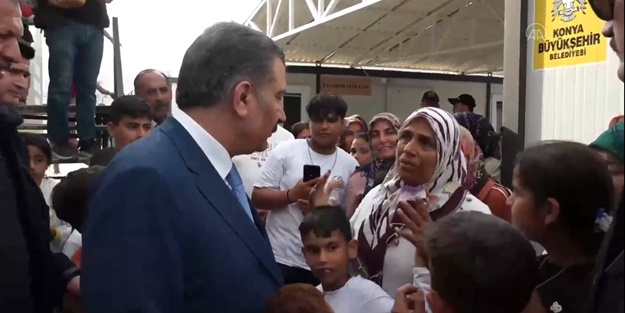 Bakan Fahrettin Koca'yı görünce gözyaşlarını tutamadı: AK Parti olmazsa biz burada unutulacaktık