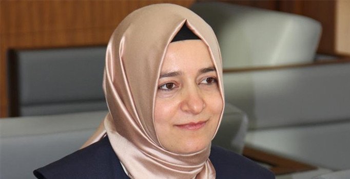Bakan Fatma Betül Sayan Kaya, uçakta fenalaşan yolcuya müdahale etti