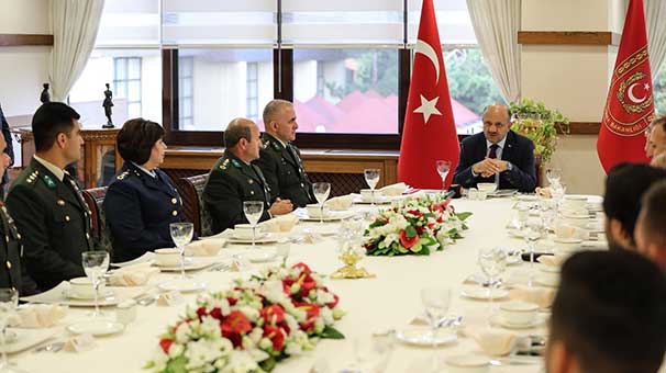 Bakan Fikri Işık, 15 Temmuz gazisi askerlerle görüştü