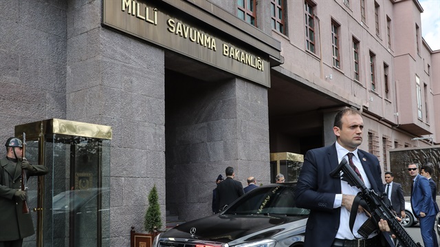 Bakan Fikri Işık'a 'milli silahlı' koruma