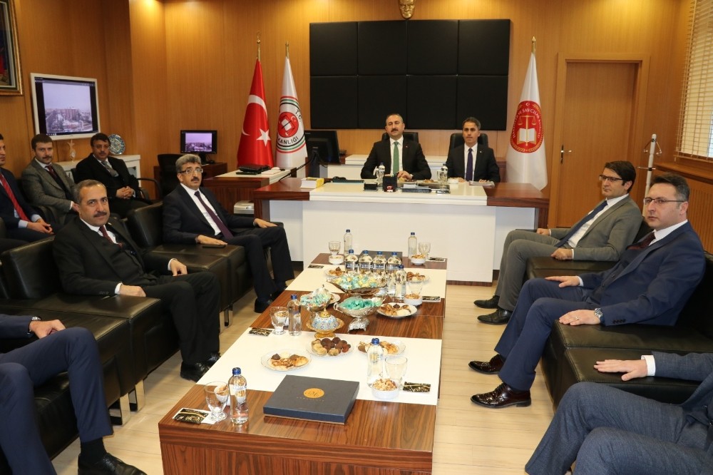 Bakan Gül: “Darbecileri yargılayan bir yargı var” 