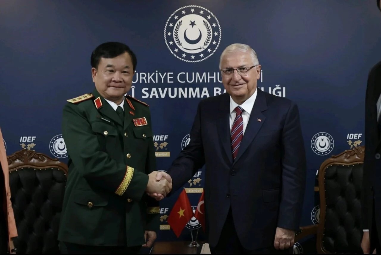 Bakan Güler’den IDEF’te diplomasi trafiği