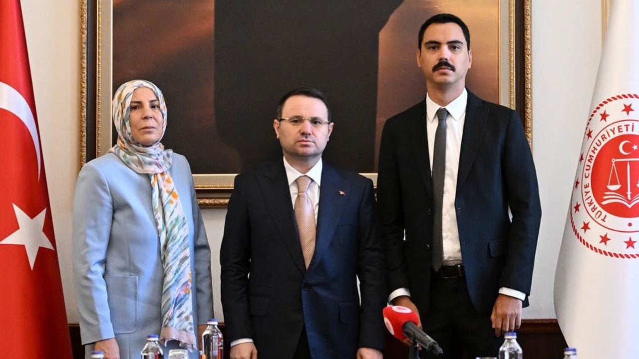 Bakan Gürlek, Muhsin Yazıcıoğlu’nun ailesiyle görüştü: Bu cinayeti çözmek boynumuzun borcu!