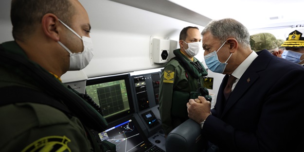 Bakan Hulusi Akar Deniz Kuvvetlerinin yeni uçağında inceleme yaptı