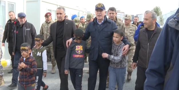 Bakan Hulusi Akar depremzedelerle buluştu