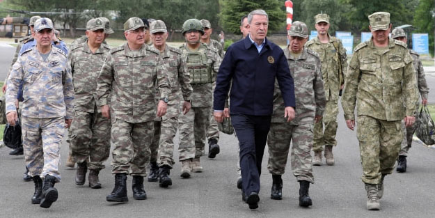Bakan Hulusi Akar, Ermenistan sınırında!