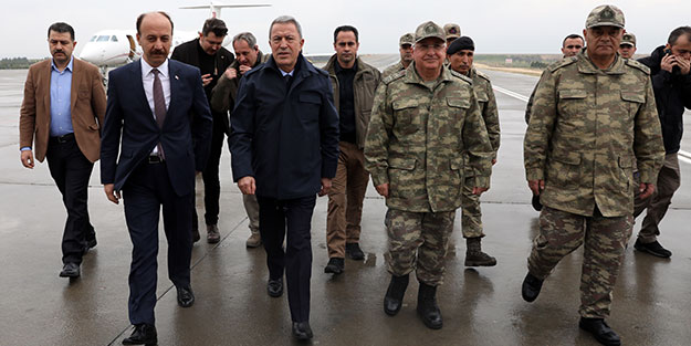 Bakan Hulusi Akar, komutanlarla sınır noktasında