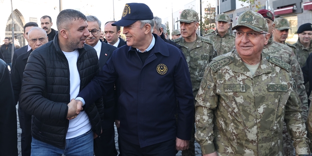 Bakan Hulusi Akar ve TSK komuta kademesi Diyarbakır sokaklarında