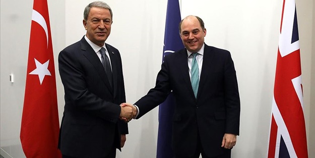 Bakan Hulusi Akar'dan Ben Wallace'a kutlama