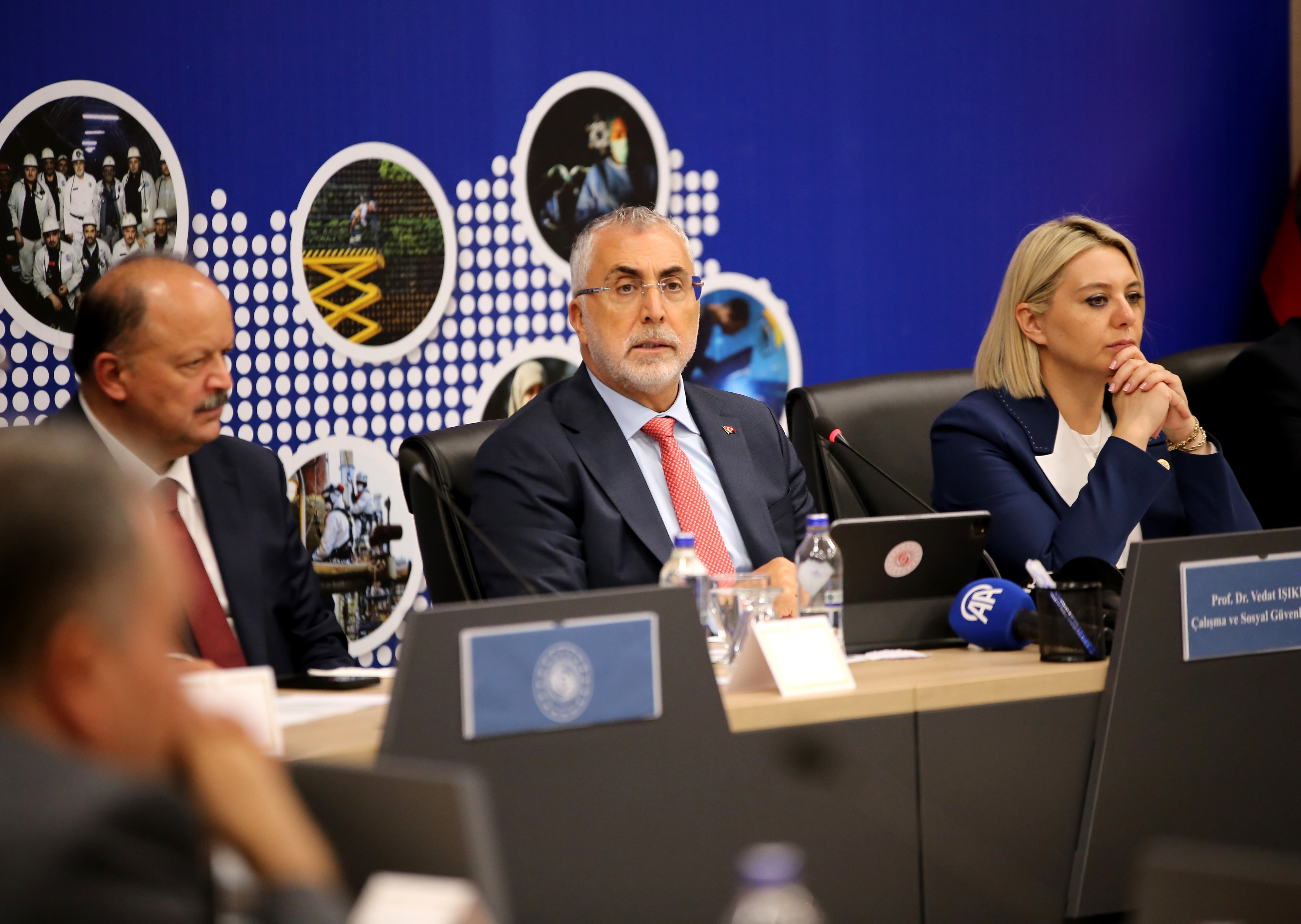 Bakan Işıkhan: ‘Türkiye bu badireyi asla atlatamaz' diyenlere inat her seferinde küllerimizden yeniden doğmasını bildik