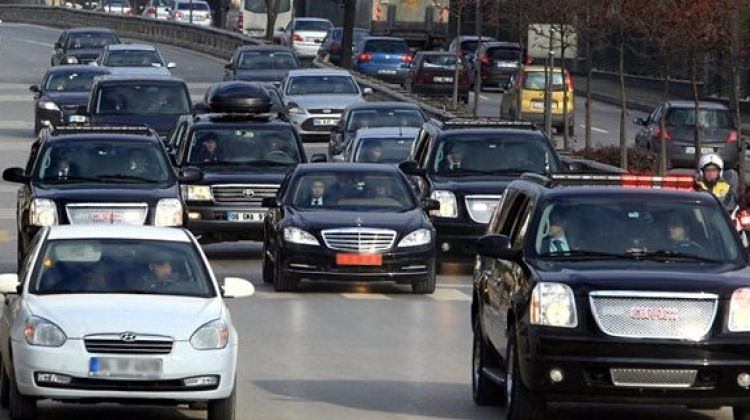 Bakan Işık'ın konvoyuna ateş açıldı!