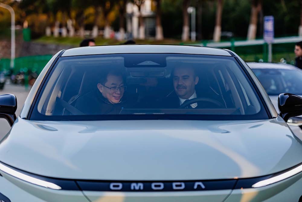 Bakan Kacır’dan Chery’nin elektrikli modeli OMODA E5’e tam not! Beraberindeki heyet ile birlikte test etti!