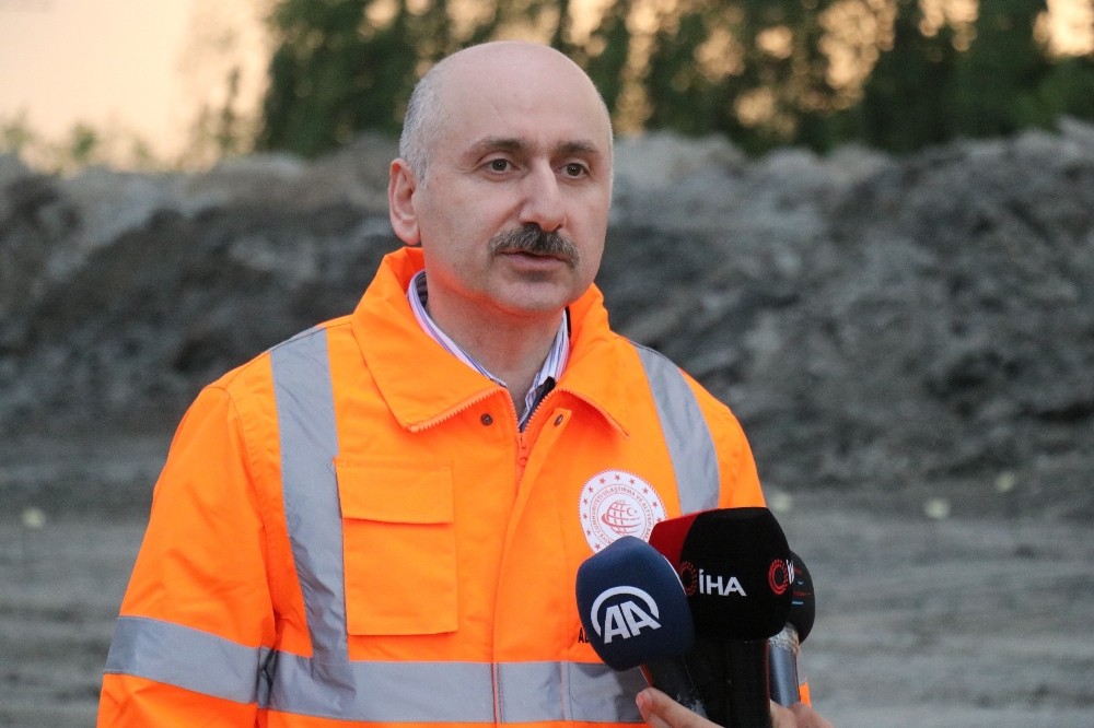 Bakan Karaismailoğlu, Kuzey Marmara Otoyolu’nun son kesiminde incelemelerde bulundu 