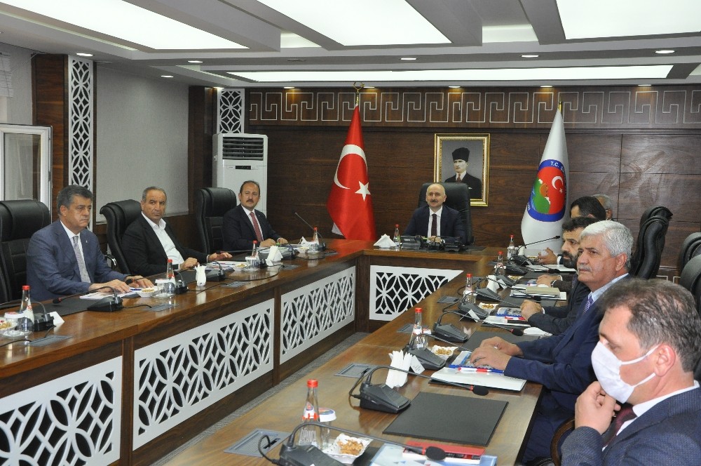 Bakan Karaismailoğlu Şırnak’ta Yerel Yönetimler ve Sivil Toplum Buluşmaları toplantısına katıldı 