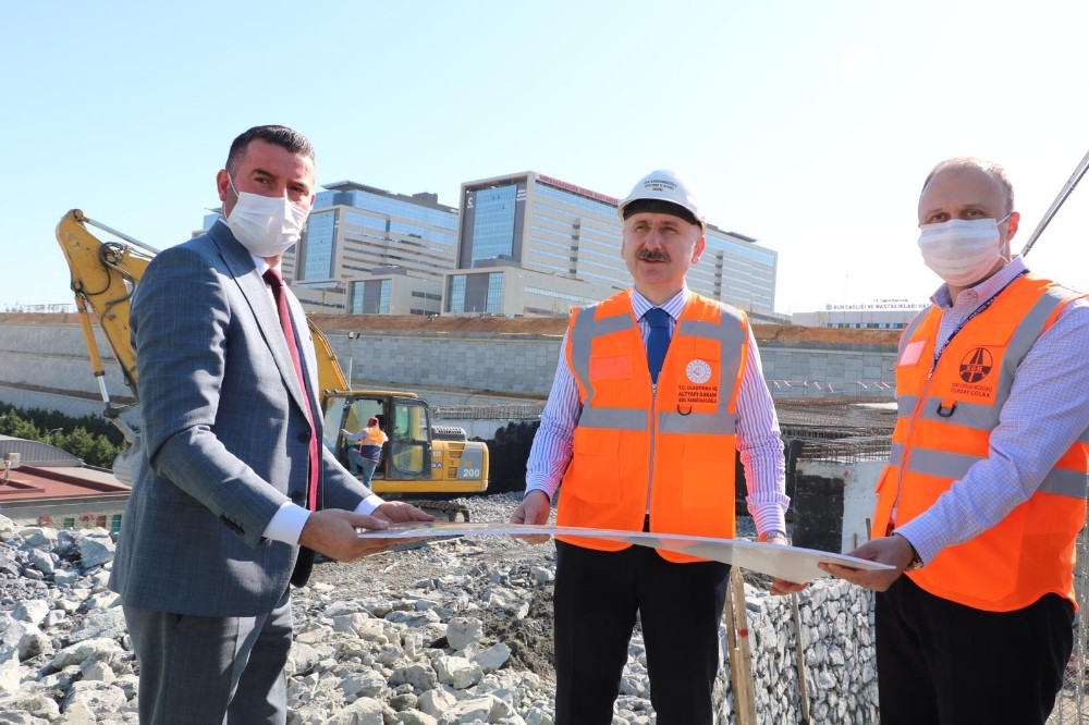 Bakan Karaismailoğlu: “Söz verdiğimiz gibi 20 Mayıs’ta hastane, yolları ile beraber hizmet vermeye başlayacak” 