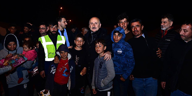 Bakan Karaismailoğlu'dan depremzedelere ziyaret