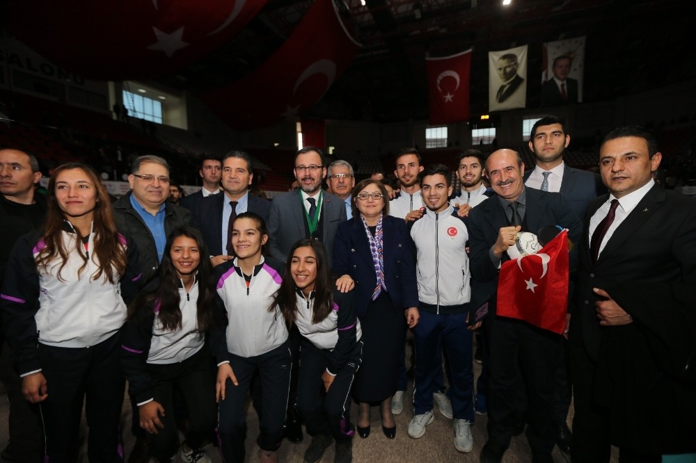 Bakan Kasapoğlu Avrupa Şampiyonlarını kutladı 