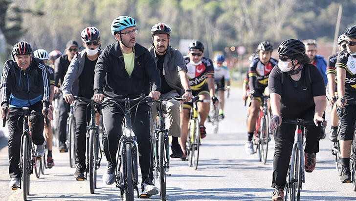 Bakan Kasapoğlu Beykoz’daki temaslarını bisikletle yaptı