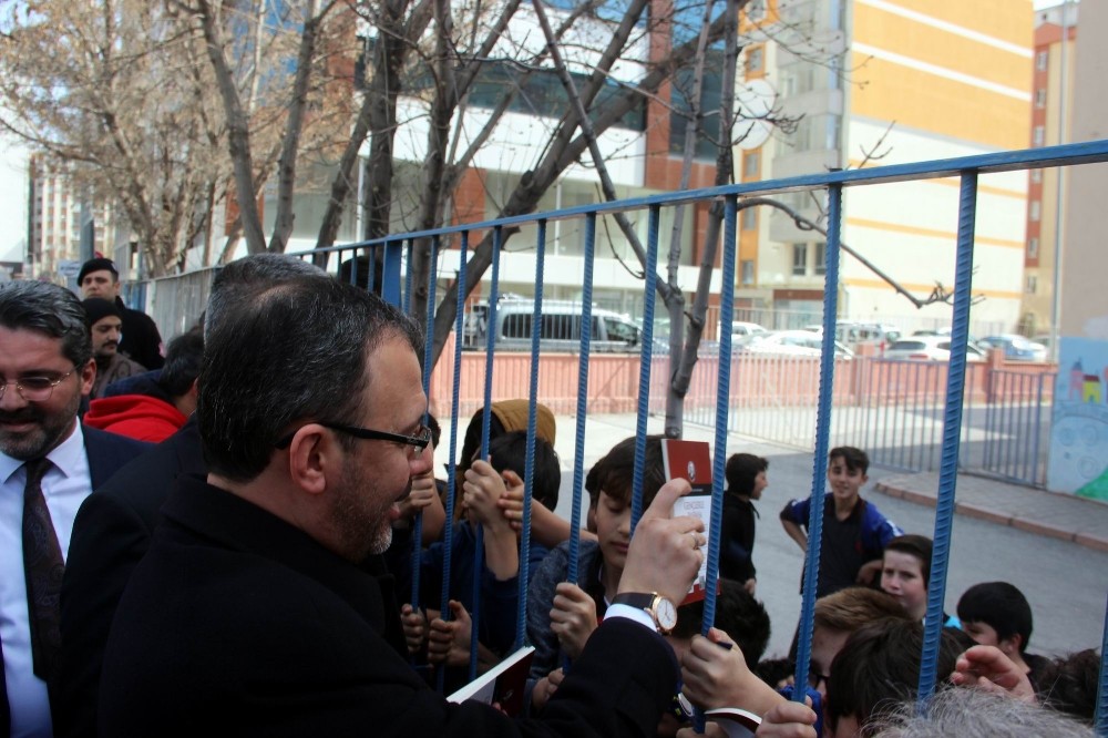Bakan Kasapoğlu çocuklara kitap ve top hediye etti 