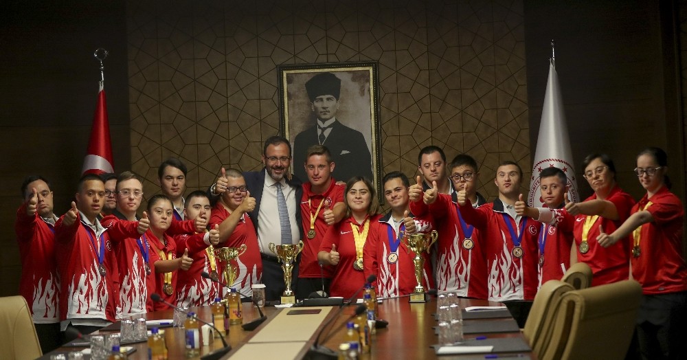 Bakan Kasapoğlu, down sendromlu sporcularla buluştu 