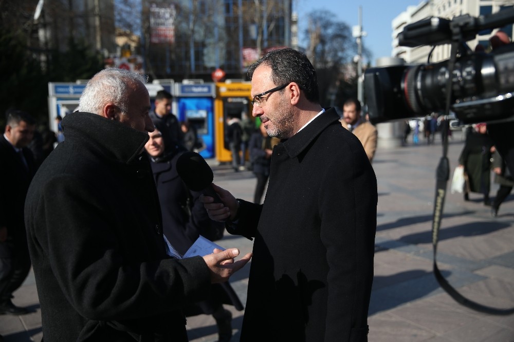 Bakan Kasapoğlu, Gazeteciler Günü’nde muhabir oldu, sokağa çıktı 