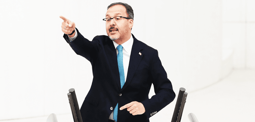 Bakan Kasapoğlu gençlere seslendi ve CHP’ye karşı uyardı: Çevrimiçi olun birlikte inşa edelim!
