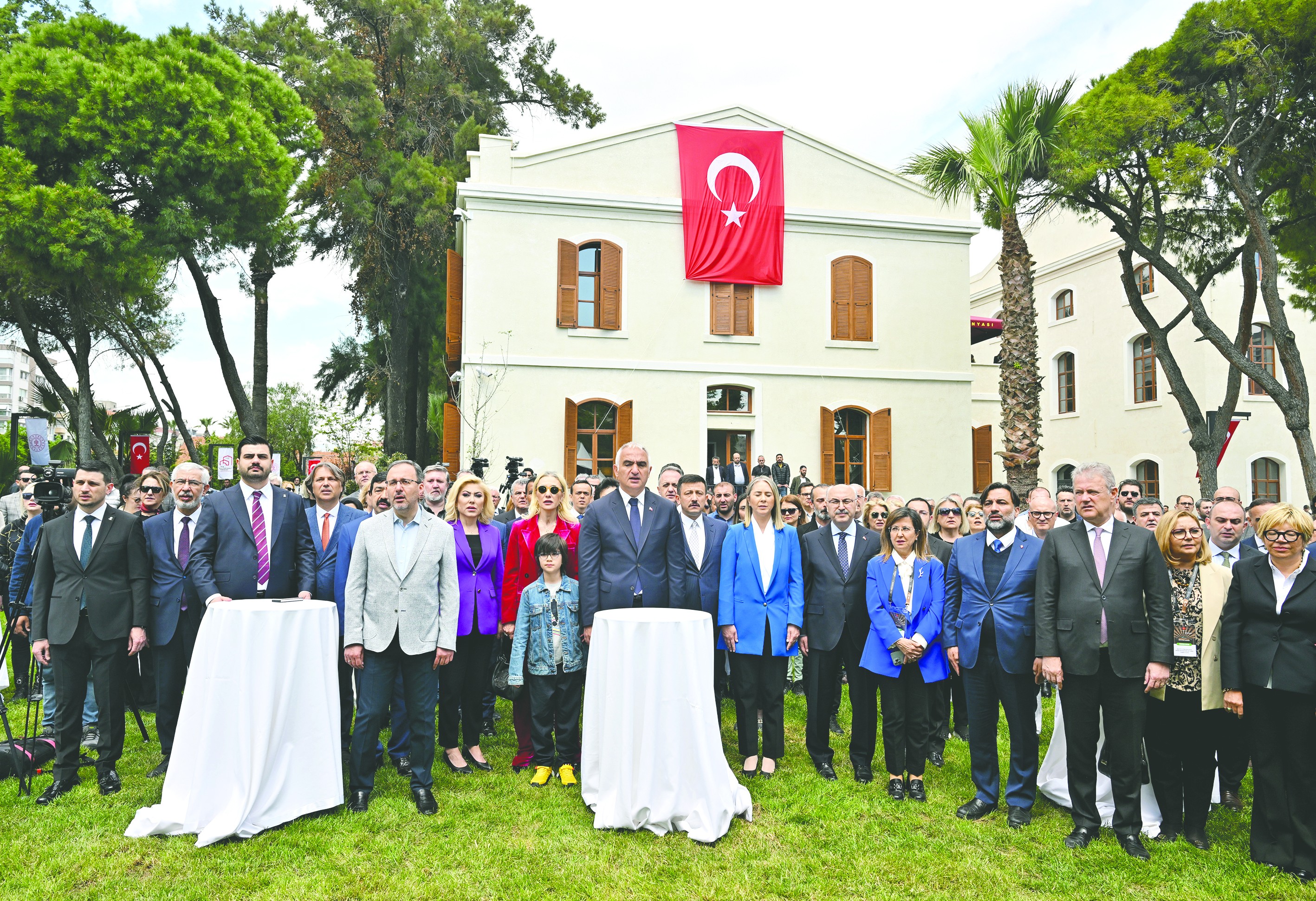Bakan Kasapoğlu, İzmir Kültür Sanat Fabrikası'nı hizmete açtı