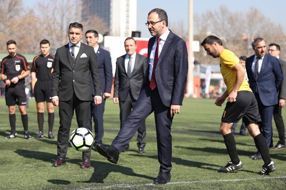 Bakan Kasapoğlu, Kamu Futbol Turnuvası’nın başlama vuruşunu yaptı 