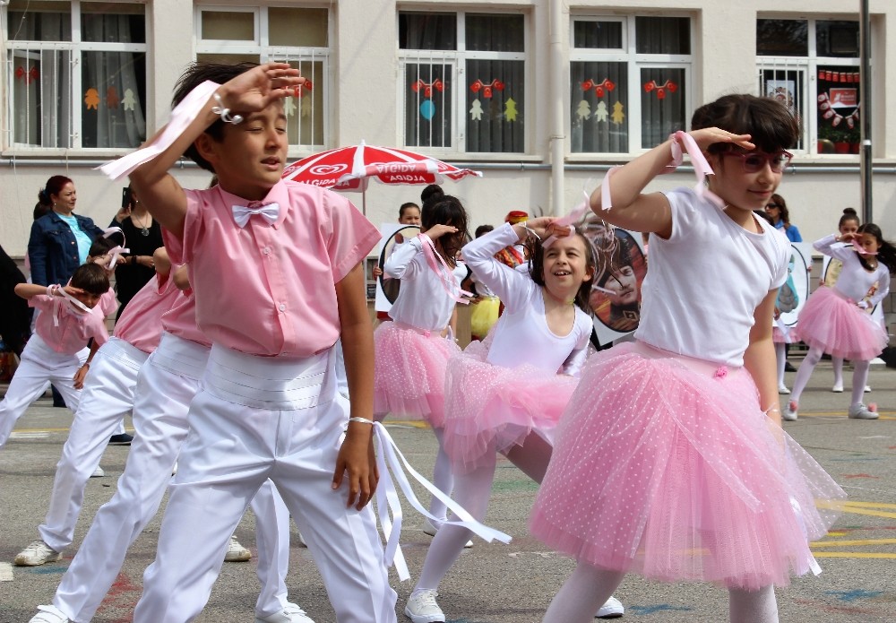Bakan Kasapoğlu: “Kültürde, sanatta, sporda, bilimde öncü bir gençlik yetiştireceğimize inanıyorum