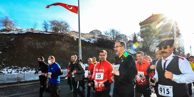 Bakan Kasapoğlu: “Milletçe yürüyoruz, koşuyoruz”
