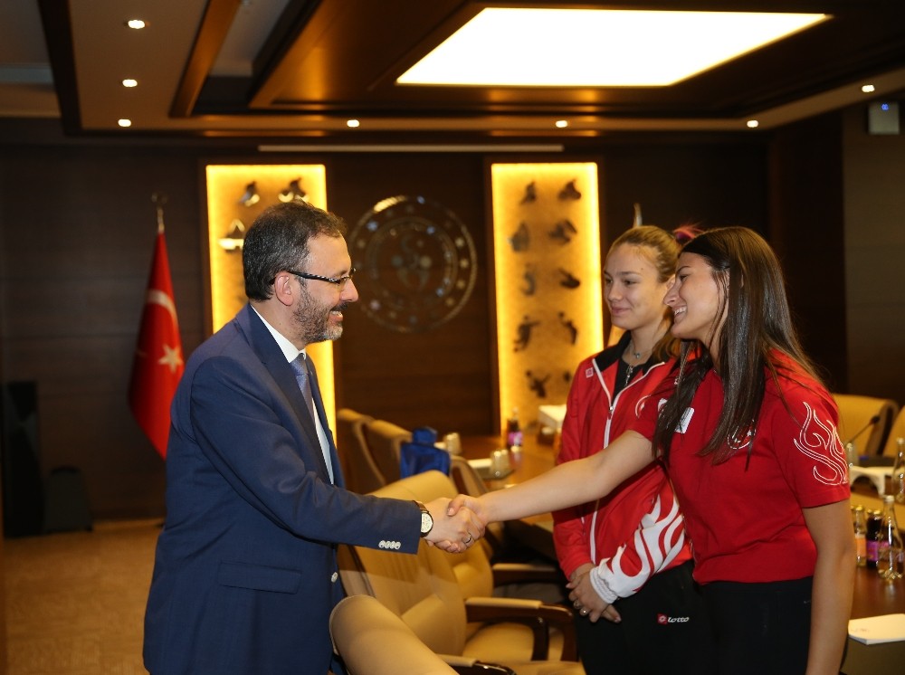 Bakan Kasapoğlu milli eskrimcileri kabul etti 
