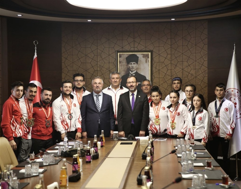 Bakan Kasapoğlu, milli haltercileri kabul etti 