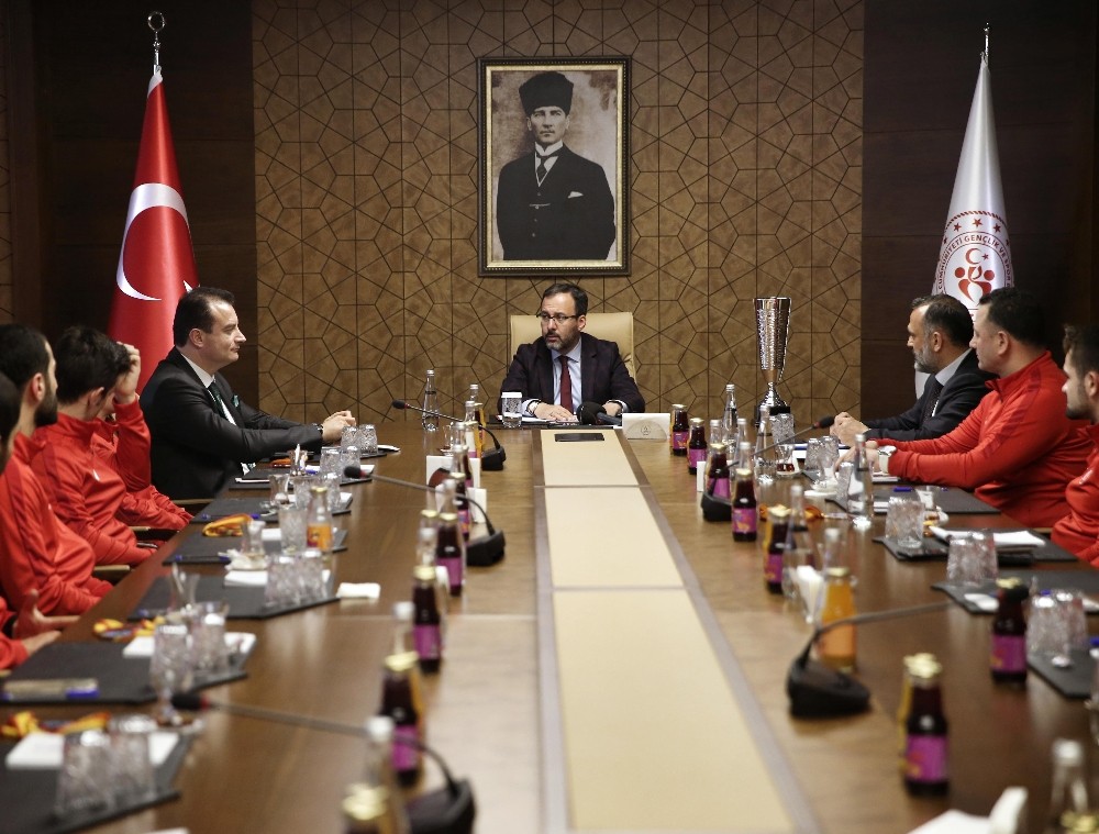 Bakan Kasapoğlu, milli karatecilerle bir araya geldi 