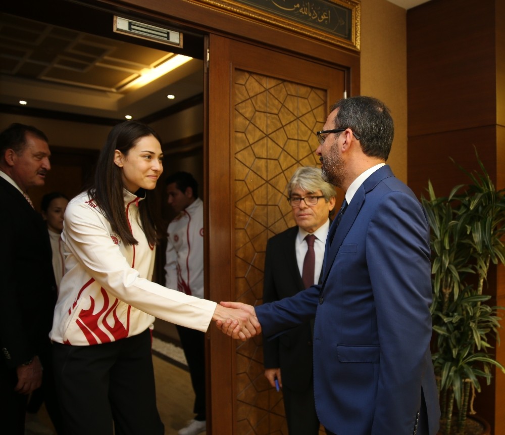 Bakan Kasapoğlu milli tekvandocuları ağırladı 