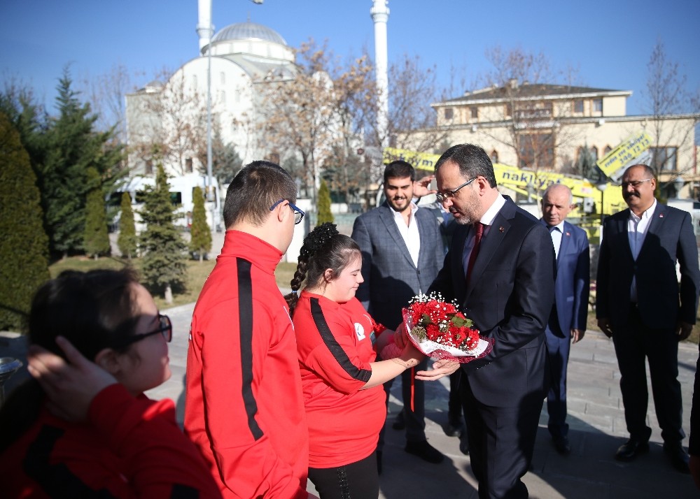 Bakan Kasapoğlu, özel sporcular ile bir araya geldi 