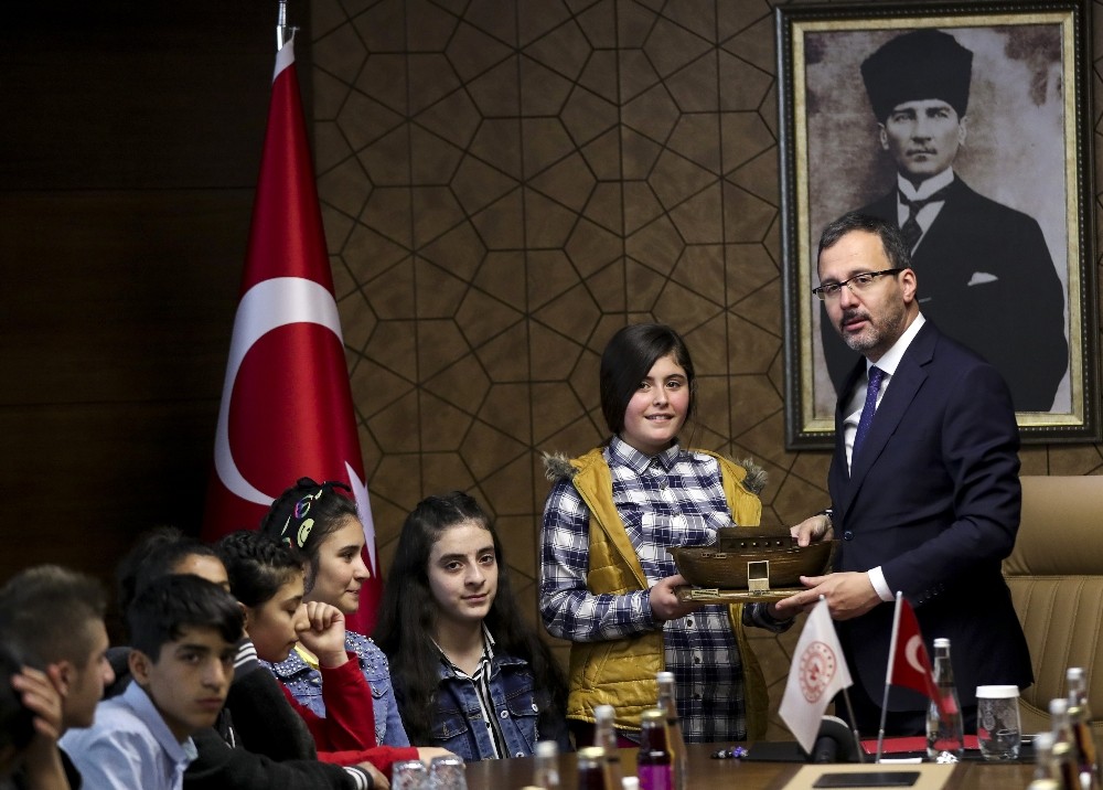 Bakan Kasapoğlu Şırnaklı öğrencilerle bir araya geldi 