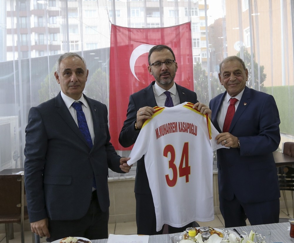 Bakan Kasapoğlu, Taksim Spor Kulübü’nü ziyaret etti 
