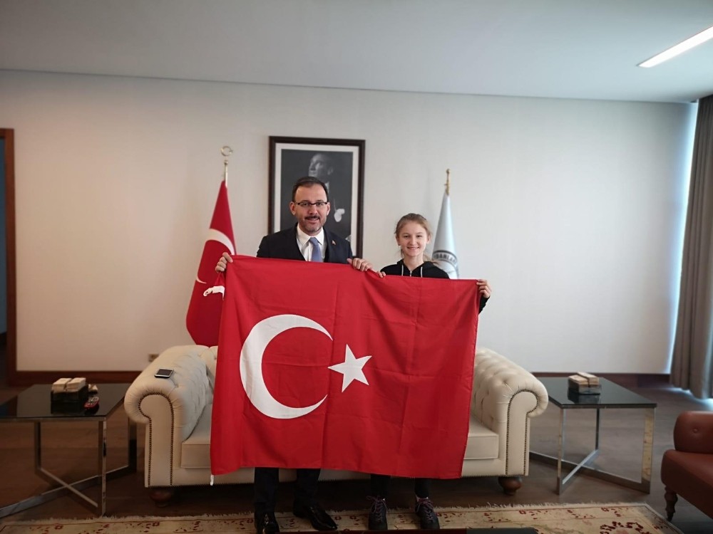 Bakan Kasapoğlu, Türk bayrağı hassasiyetiyle takdir toplayan Selen Gündüz ile buluştu 