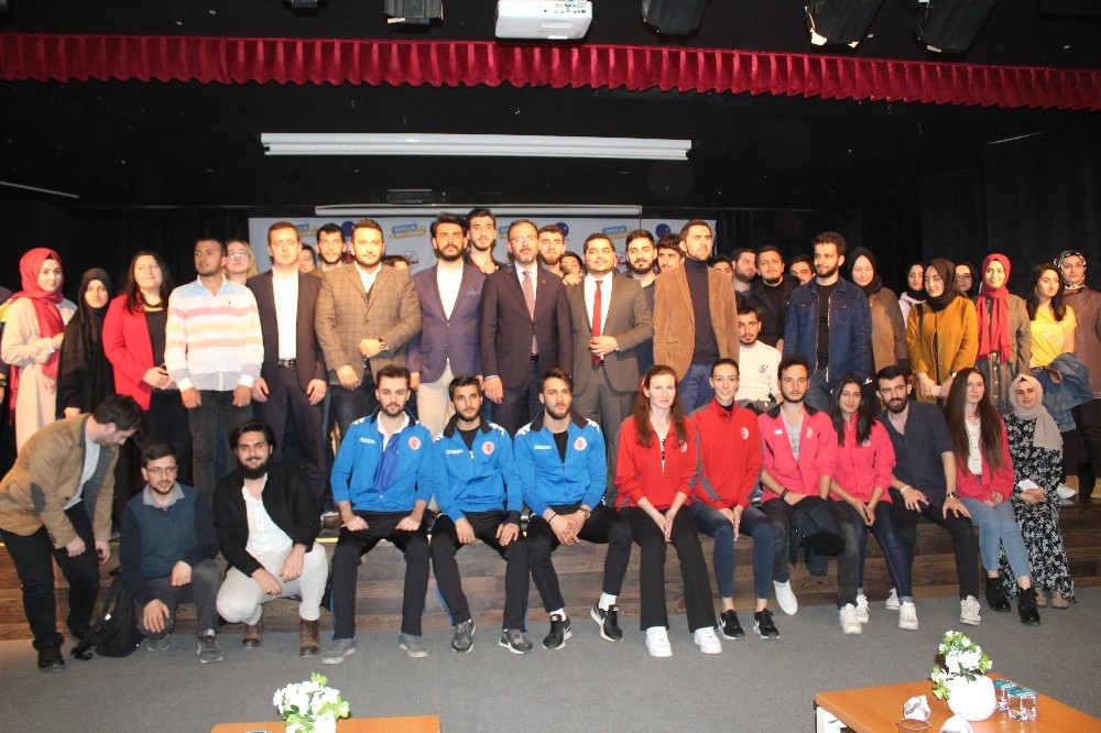 Bakan Kasapoğlu üniversitelilerle bir araya geldi 