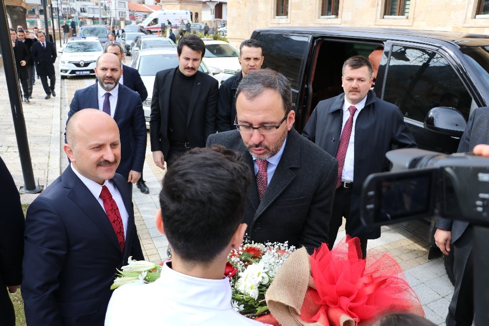 Bakan Kasapoğlu: “Yarıların şampiyonlarını her alanda yetiştireceğiz” 